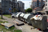 Bijeljinci se žale na omanju deponiju u centru grada uz dječije igralište