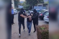 Banjalučanin prijetio policiji pištoljem, pokušao ih udariti autom VIDEO