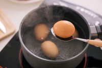 Једноставан трик уз који ћете лакше огулити кухана јаја