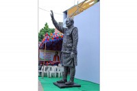 Napravljen gvozdeni kip Modija visok četiri metra