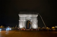Тријумфална капија у Паризу пресвучена платном