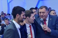 Новак Ђоковић и Милорад Додик на свадби џудисте Немање Мајдова, запјевали "Романију" VIDEO
