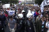 Protest antiglobalista i anivaksera u Beogradu: Jajima gađali policiju