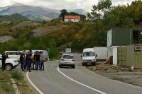 Kontejneri kosovske policije u blizini prelaza Jarinje