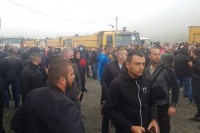 Специјалне јединице РОСУ на Јарињу и Брњаку почеле одузимaње таблица, Срби се окупљају на прелазима