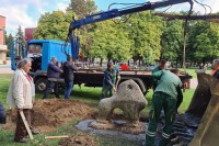 Постављена скулптура бика у Парку народних хероја у Добоју, рад вајара Драге Хандановића