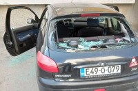 Drama u banjalučkom naselju Obilićevo: Sjekirom polupao auto u kojem su bile djevojke