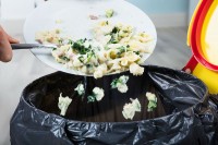 Bacanje hrane u Sloveniji poraslo lani na 68 kilograma po stanovniku