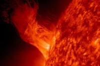 “Problem za milijarde ljudi” – velika solarna baklja udariće danas u Zemlju