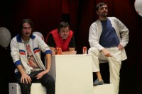 Представа “Не играј на Енглезе” вечерас премијерно у Градском позоришту “Јазавац”: Прича о пороцима и урушеним пријатељствима