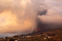 Острвљани у затвореном због вулканског пепела