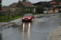 Saobraćaj otežan zbog klizišta i izlivanja vode na kolovoz