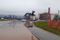 Kolaps na pojedinim saobraćajnicama zbog obilne kiše