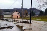 Поједине дионице и даље непроходне због излијевања воде на коловоз