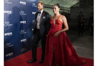 Megan Markl blistala u crvenoj haljini dubokog dekoltea na svečanosti u Njujorku
