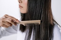 Da li kosu treba raščešljavati dok je mokra ili je bolje sačekati da se osuši?
