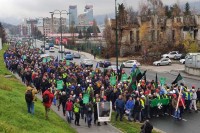 Стотине рудара протестују испред Владе ФБиХ, пале бакље, узвикују „лопови, лопови“