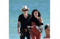 Мик Џегер у друштву 44 године млађе дјевојке ужива на плажи