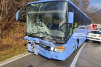 Sudar automobila i autobusa u Rekavicama, poginula jedna osoba