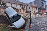 Vozač sa "golfom" završio u dvorištu porodične kuće