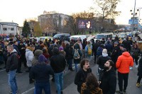 Demonstranti na dva sata blokirali puteve širom Srbije, u Novom Sadu letjele kamenice