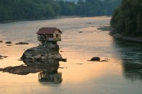 Godišnje je obiđe na stotine posjetilaca: Tajna opstanka čuvene kućice na Drini