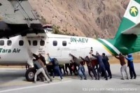 У Непалу путници морали да погурају авион VIDEO