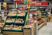 Kako bi izbjegla "bakterije" drugih kupaca, iznajmljuje supermarket da bi kupila hranu