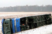 Petoro povrijeđenih kada je autobus sa odbojkašicama sletio u jarak