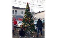 Kostajnica: Načelnik i zaposleni okitili novogodišnju jelku na trgu