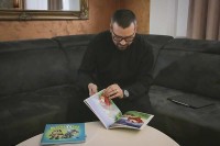 Теолог Бојан Јокановић из Добоја у мисији описмењавања кроз илустрације