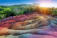 Psihodelična pustinja: Nevjerovatna atrakcija Mauricijusa čiji se pijesak preliva u sedam boja VIDEO