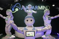 Необична дадиља: У Кини представљен робот који чува дјецу и игра се с њима