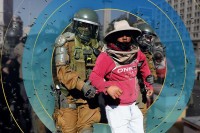 Пчеле изболе полицајце на протесту пчелара у Чилеу