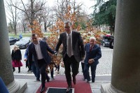 Vučić unio badnjak u Predsjedništvo