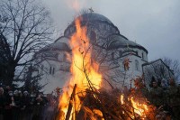 Naloženi badnjaci ispred Hrama Svetog Save u Beogradu: Najava najradosnijeg praznika