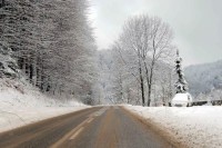 Ugažen snijeg na kolovozu u višim predjelim, poledica u nižim