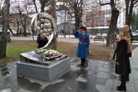 Положено цвијеће на Споменик бањалучким бебама