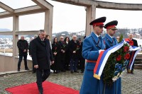 Положени вијенци и цвијеће на Спомен-костурницу и гроб 12 беба