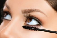 Ako vam ponestane šminke: Kako da karmin koristite kao sjenku za oči, maskaru kao ajlajner...