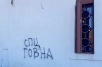 Na crkvi pored Hrama Hristovog Vaskrsenja u Podgorici ispisan uvredljiv grafit