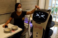 Индонезија: Госте у угоститељском објекту послужује робот у циљу поштивања мјере социјалне дистанце