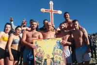 Plivanjem za Časni krst i u hramovima u Srpskoj proslavljeno Bogojavljanje