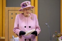Kraljica Elizabeta II zabranila da se u palati jedu trouglasti sendviči! Razlog nevjerovatan!