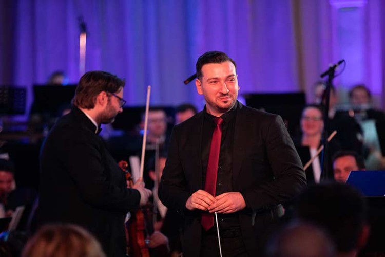 Емиру Мејремићу припала част да диригује концертом „Савременици“.
