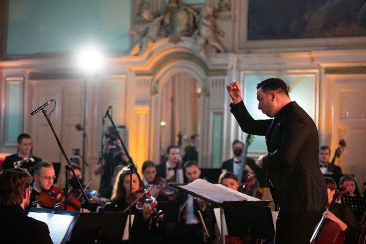 Emiru Mejremiću pripala čast da diriguje koncertom „Savremenici“.