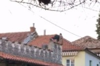 Radio sklekove na zidu kuće u Trebinju, pao i završio u hitnoj VIDEO