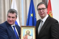 Slucki uručio Vučiću ikonu, poklon patrijarha Kirila