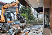 Restoran Mekdonaldsa u Francuskoj opljačkan provalom uz pomoć rovokopača
