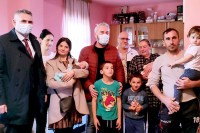 Милић посјетио породицу са осморо дјеце у Дубравцима